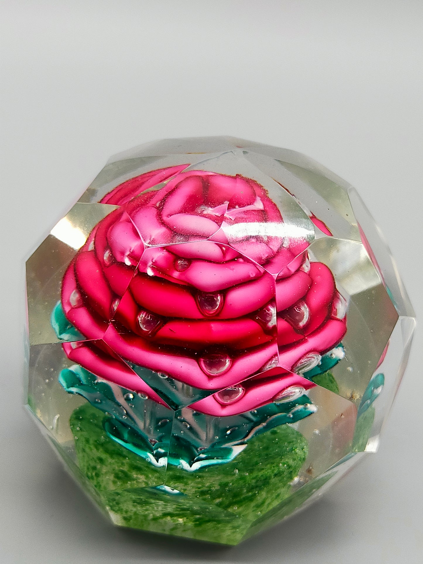 Edler Briefbeschwerer mit roter Rose Facettiertes Glas