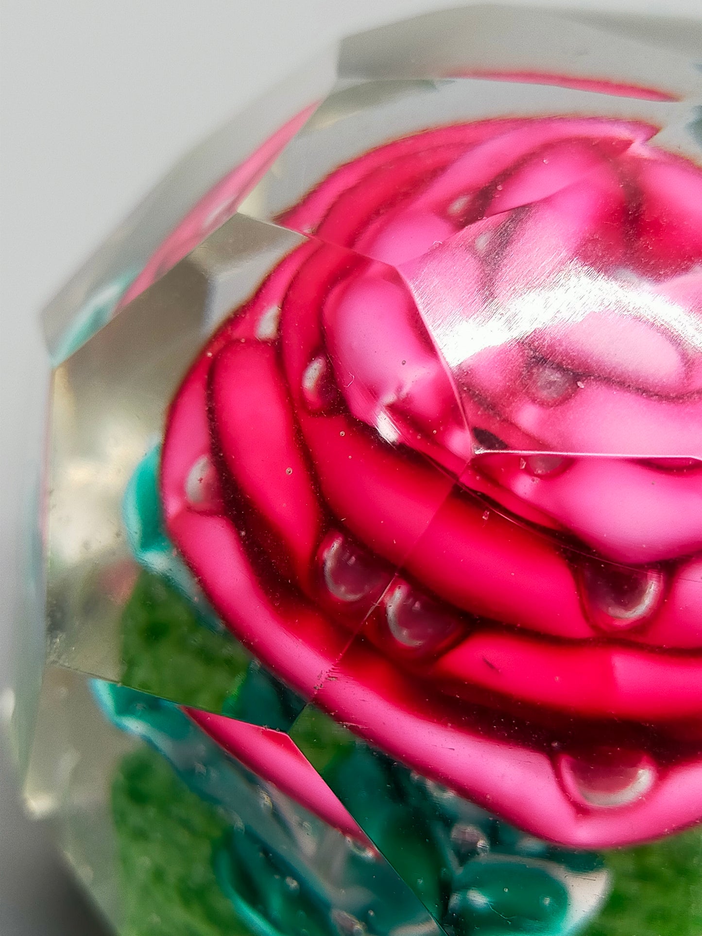 Edler Briefbeschwerer mit roter Rose Facettiertes Glas