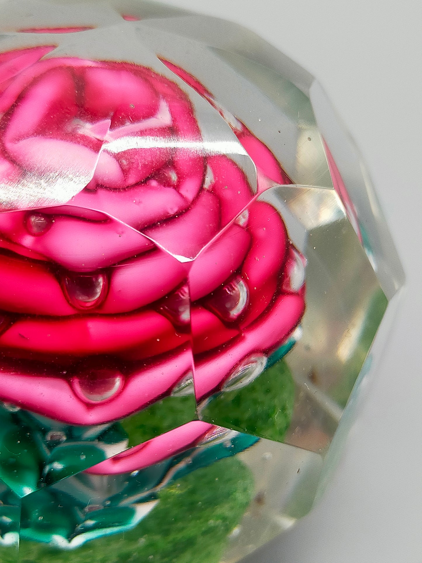 Edler Briefbeschwerer mit roter Rose Facettiertes Glas