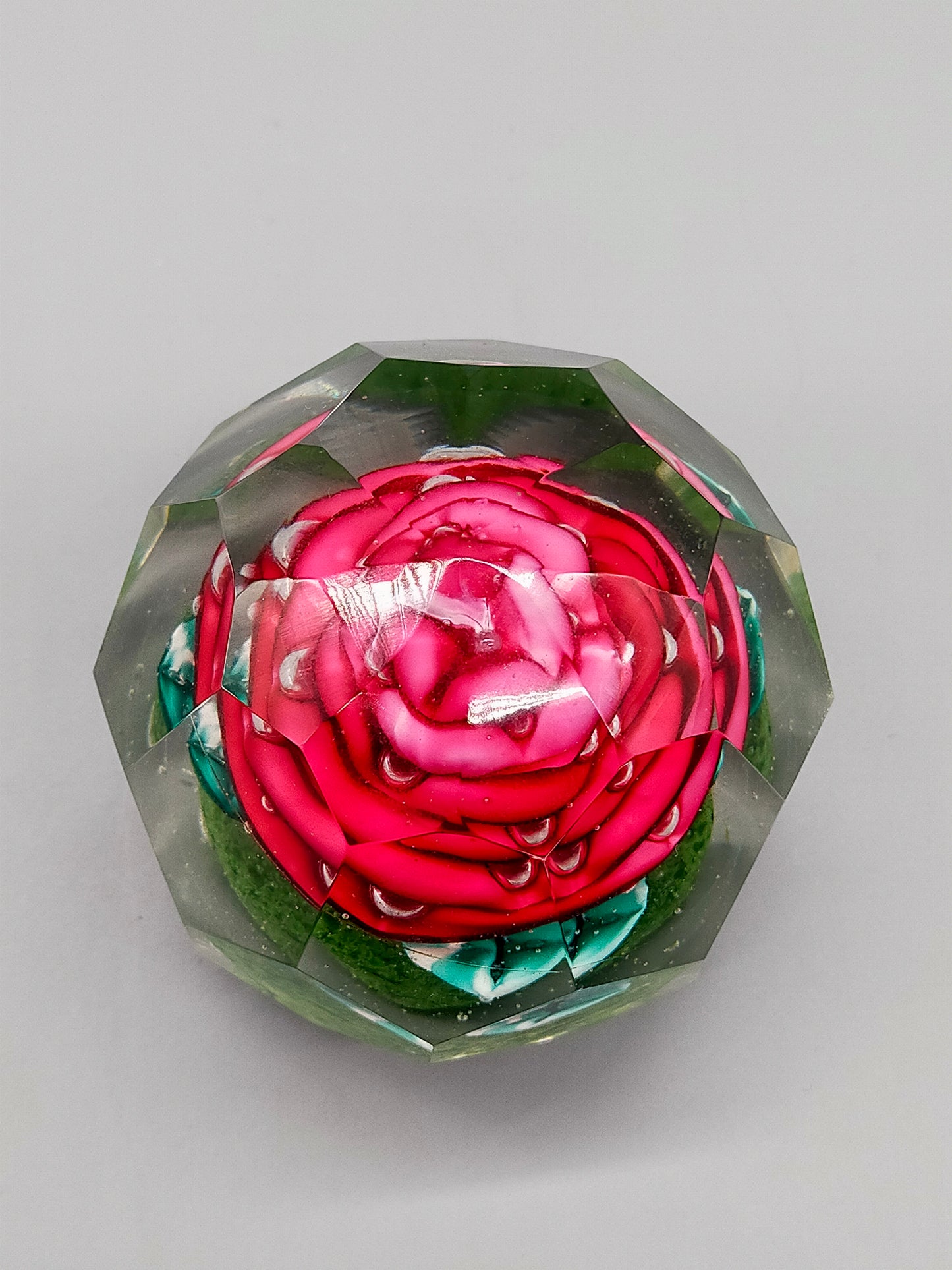 Edler Briefbeschwerer mit roter Rose Facettiertes Glas