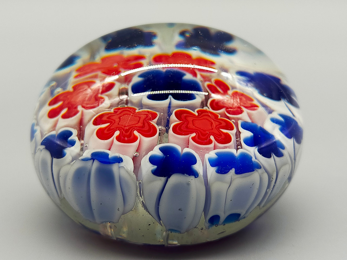 Farbenfroher Millefiori Briefbeschwerer Kunstvolles Glasobjekt