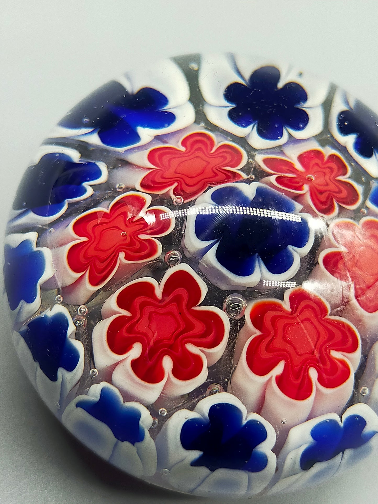 Farbenfroher Millefiori Briefbeschwerer Kunstvolles Glasobjekt