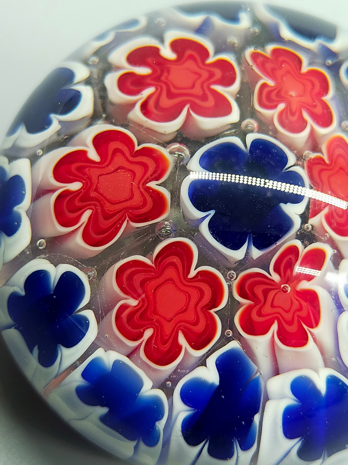 Farbenfroher Millefiori Briefbeschwerer Kunstvolles Glasobjekt