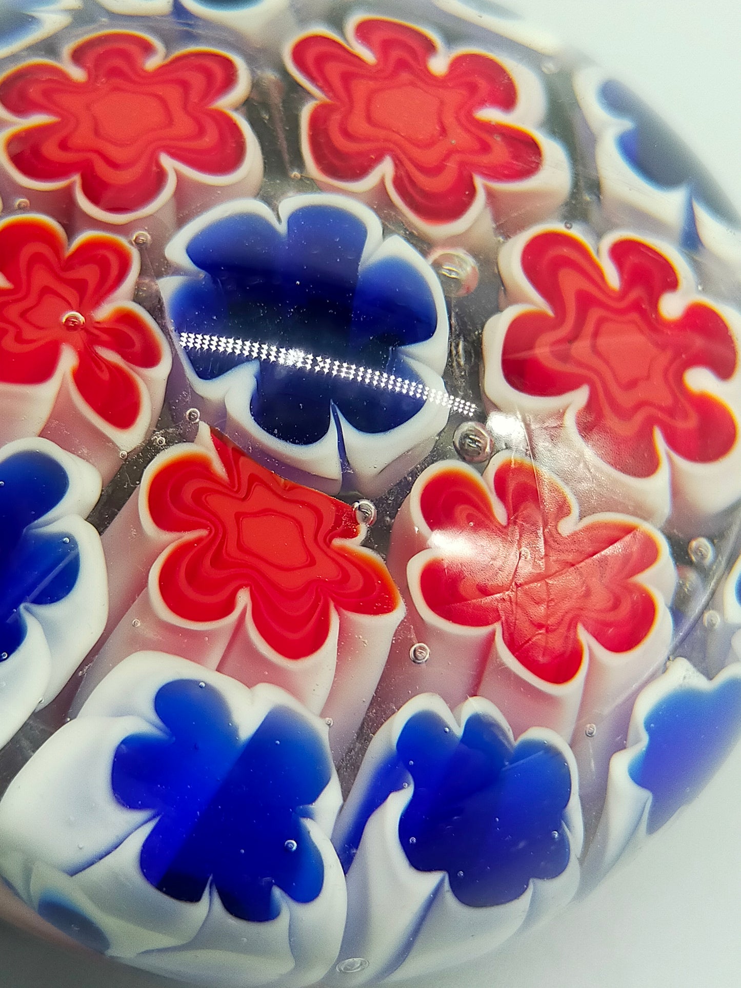 Farbenfroher Millefiori Briefbeschwerer Kunstvolles Glasobjekt
