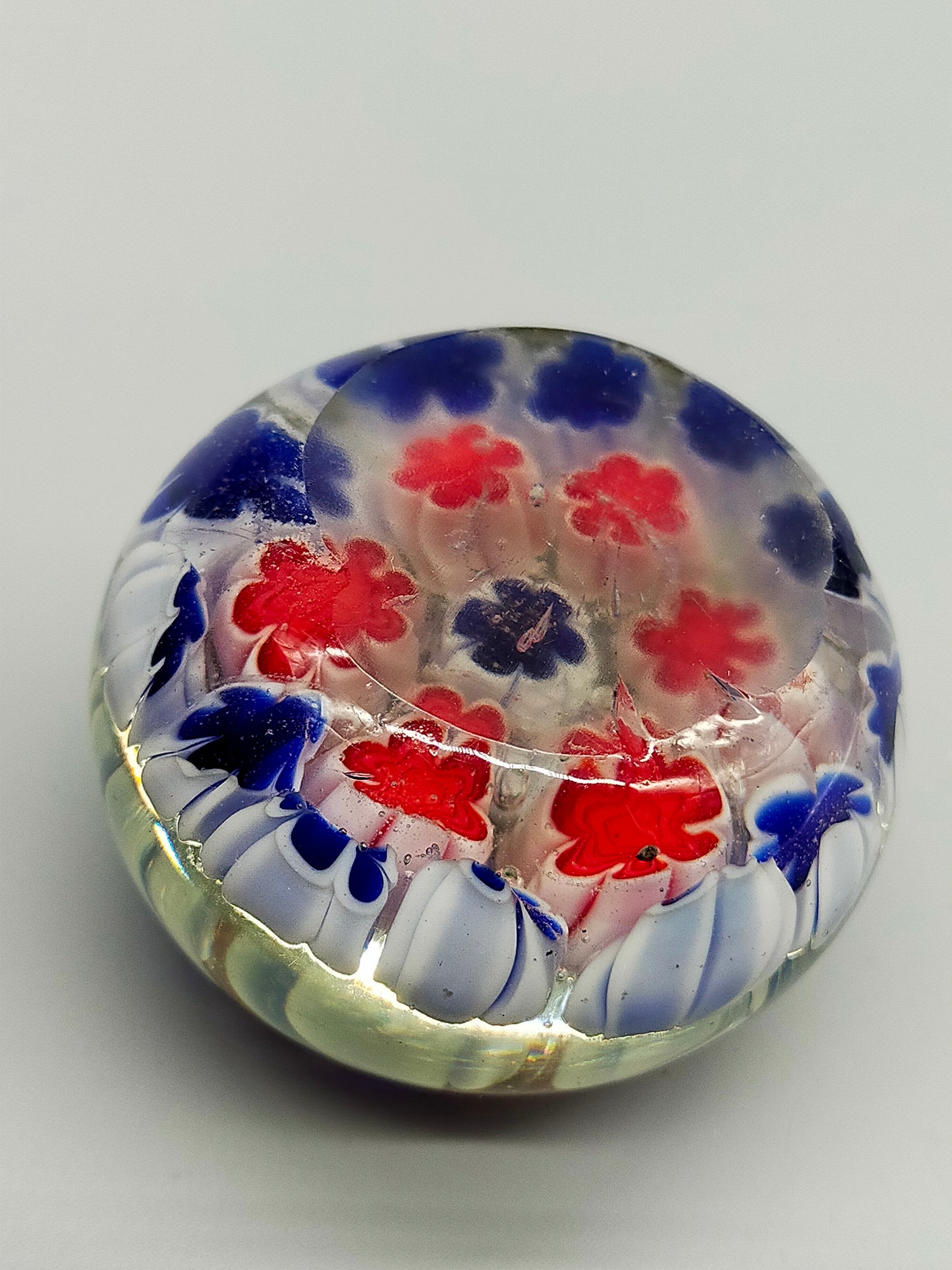 Farbenfroher Millefiori Briefbeschwerer Kunstvolles Glasobjekt