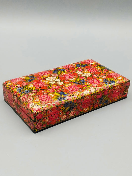 Kashmiri Dose – Florales Muster mit Rosen und Goldakzenten