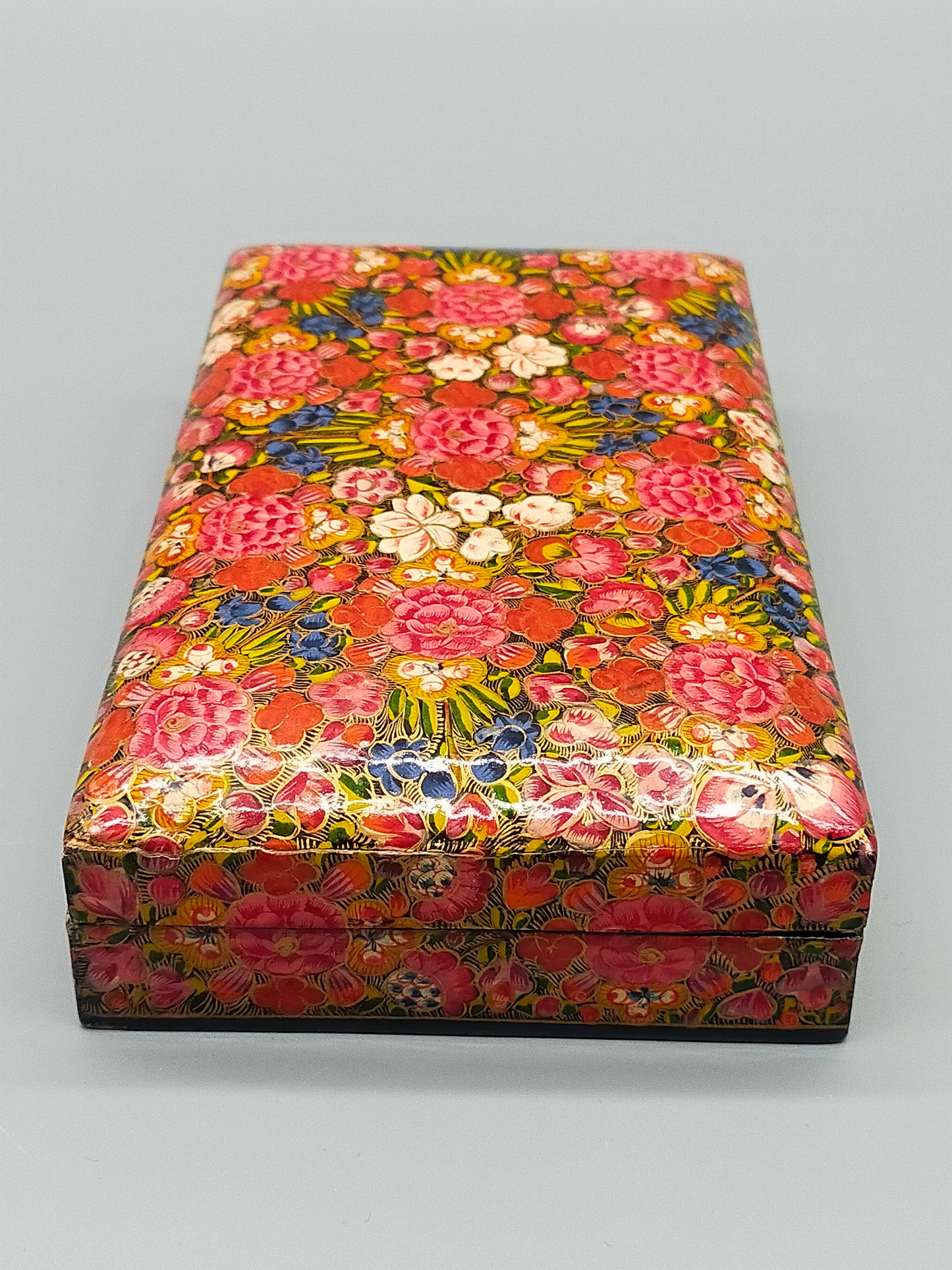 Kashmiri Dose – Florales Muster mit Rosen und Goldakzenten