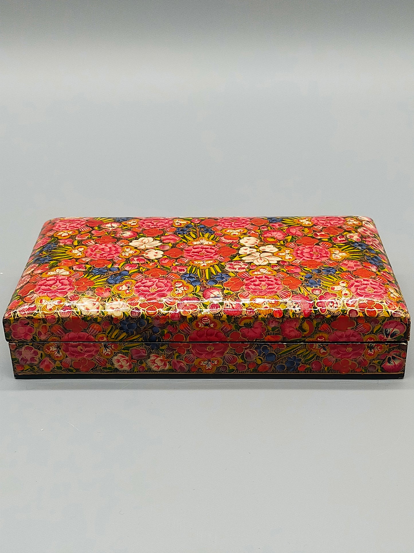 Kashmiri Dose – Florales Muster mit Rosen und Goldakzenten