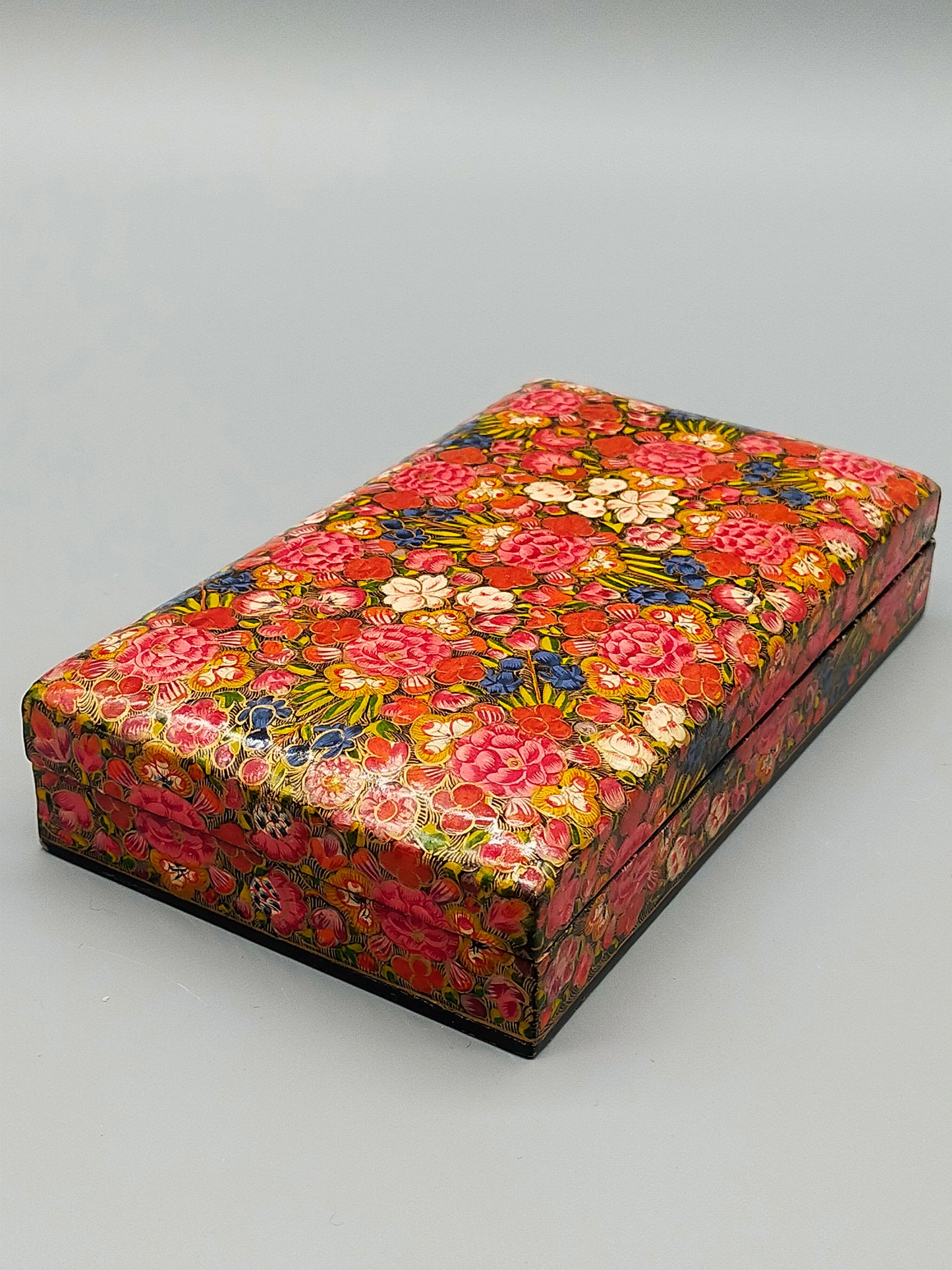 Kashmiri Dose – Florales Muster mit Rosen und Goldakzenten