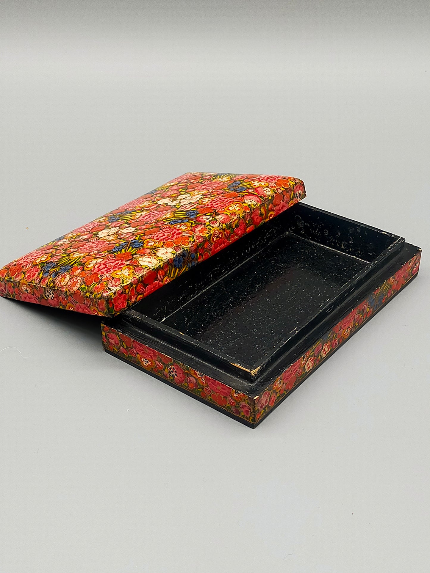Kashmiri Dose – Florales Muster mit Rosen und Goldakzenten