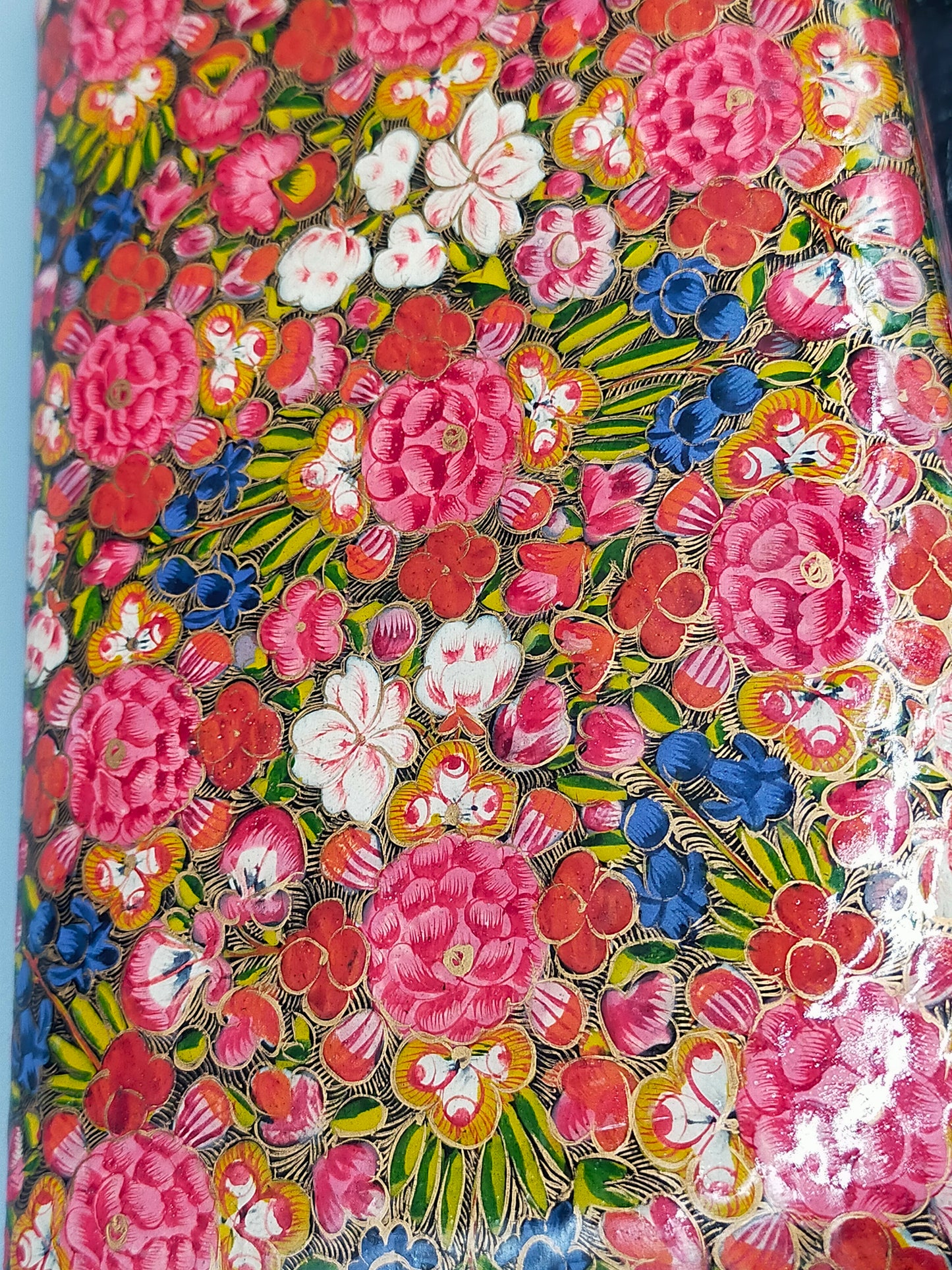 Kashmiri Dose – Florales Muster mit Rosen und Goldakzenten