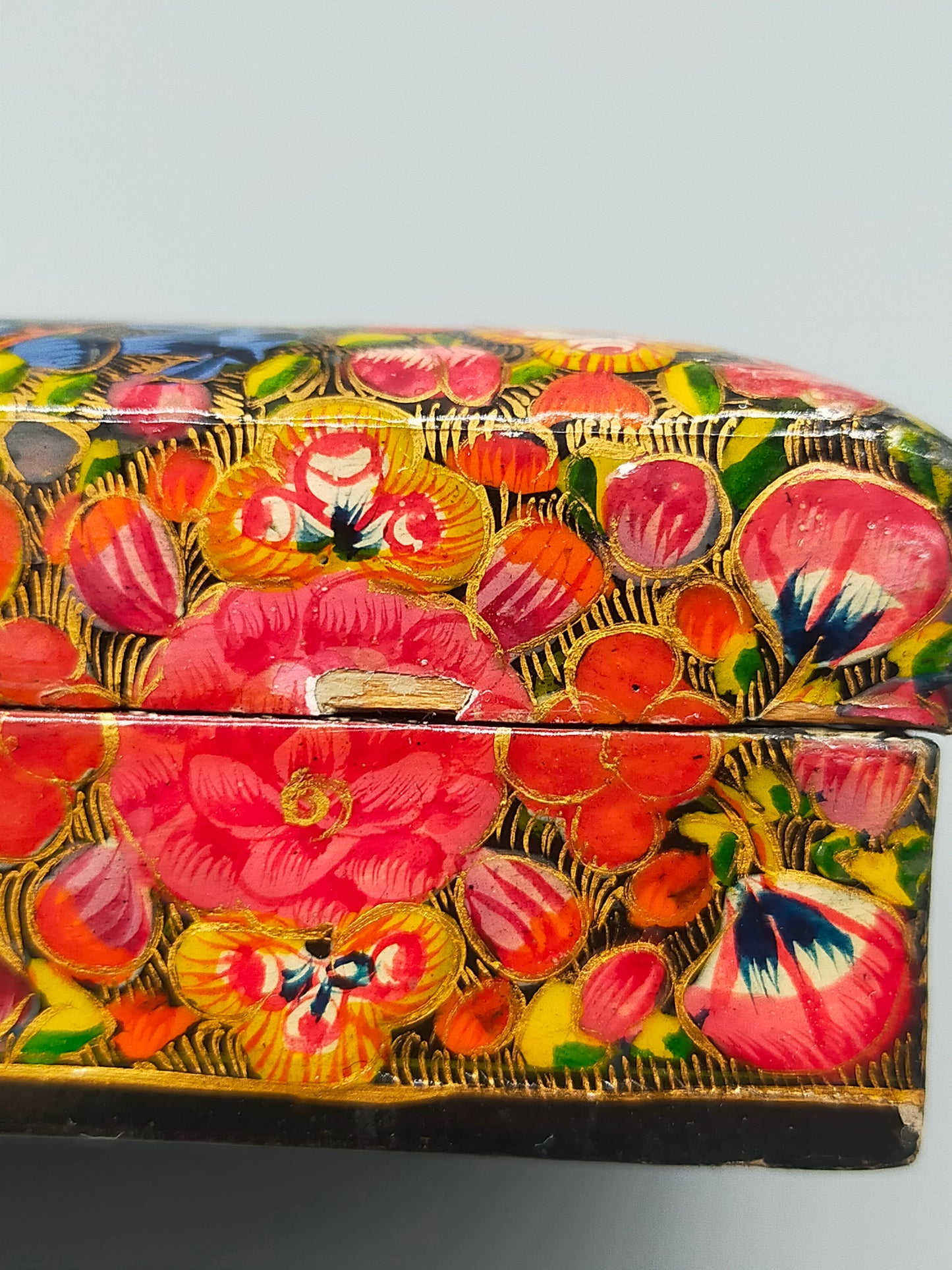 Kashmiri Dose – Florales Muster mit Rosen und Goldakzenten