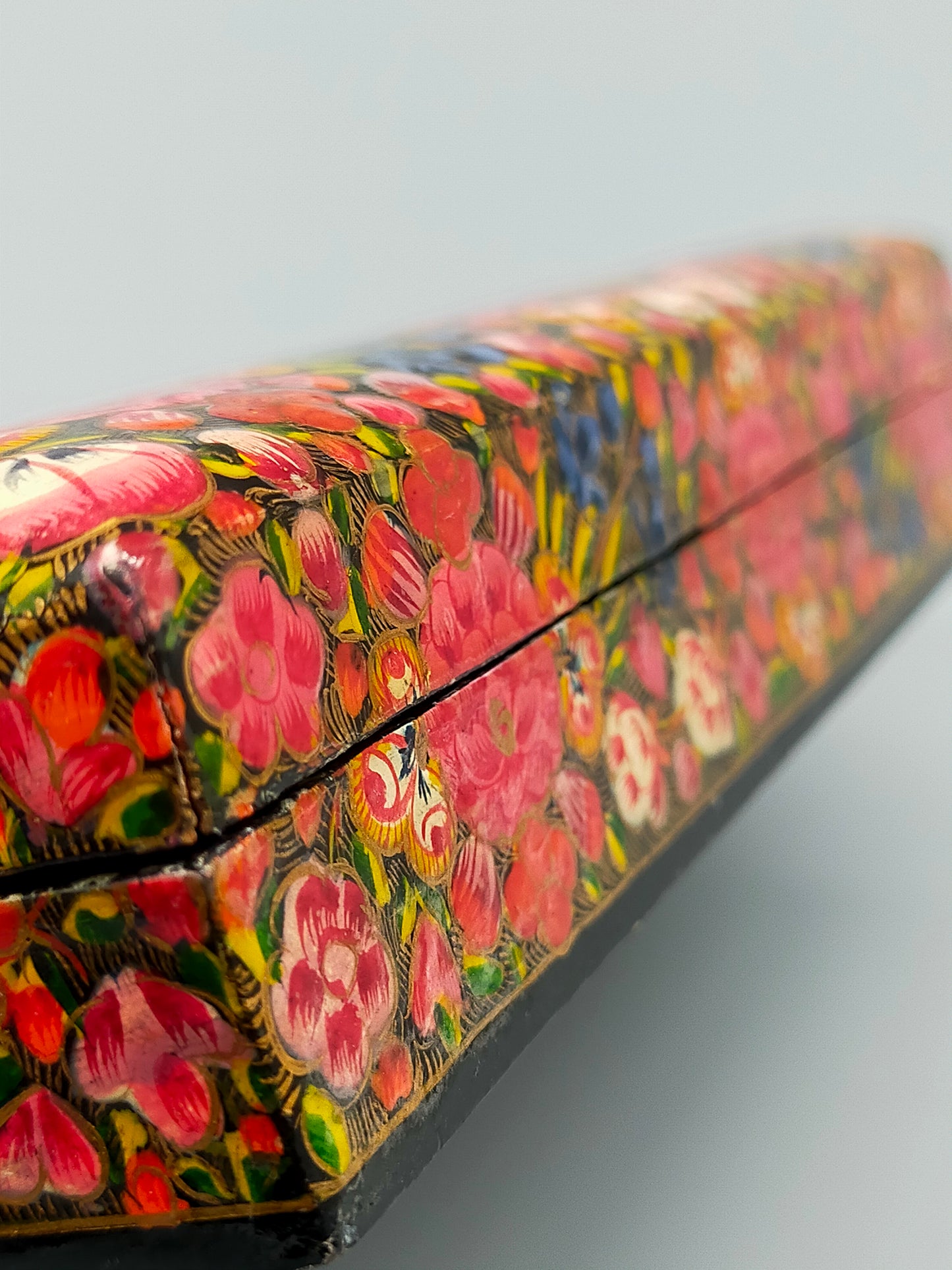 Kashmiri Dose – Florales Muster mit Rosen und Goldakzenten