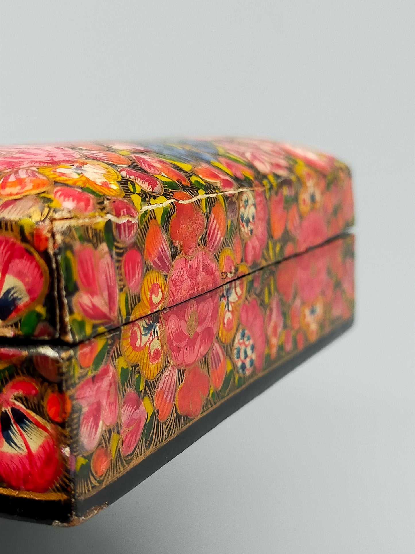 Kashmiri Dose – Florales Muster mit Rosen und Goldakzenten