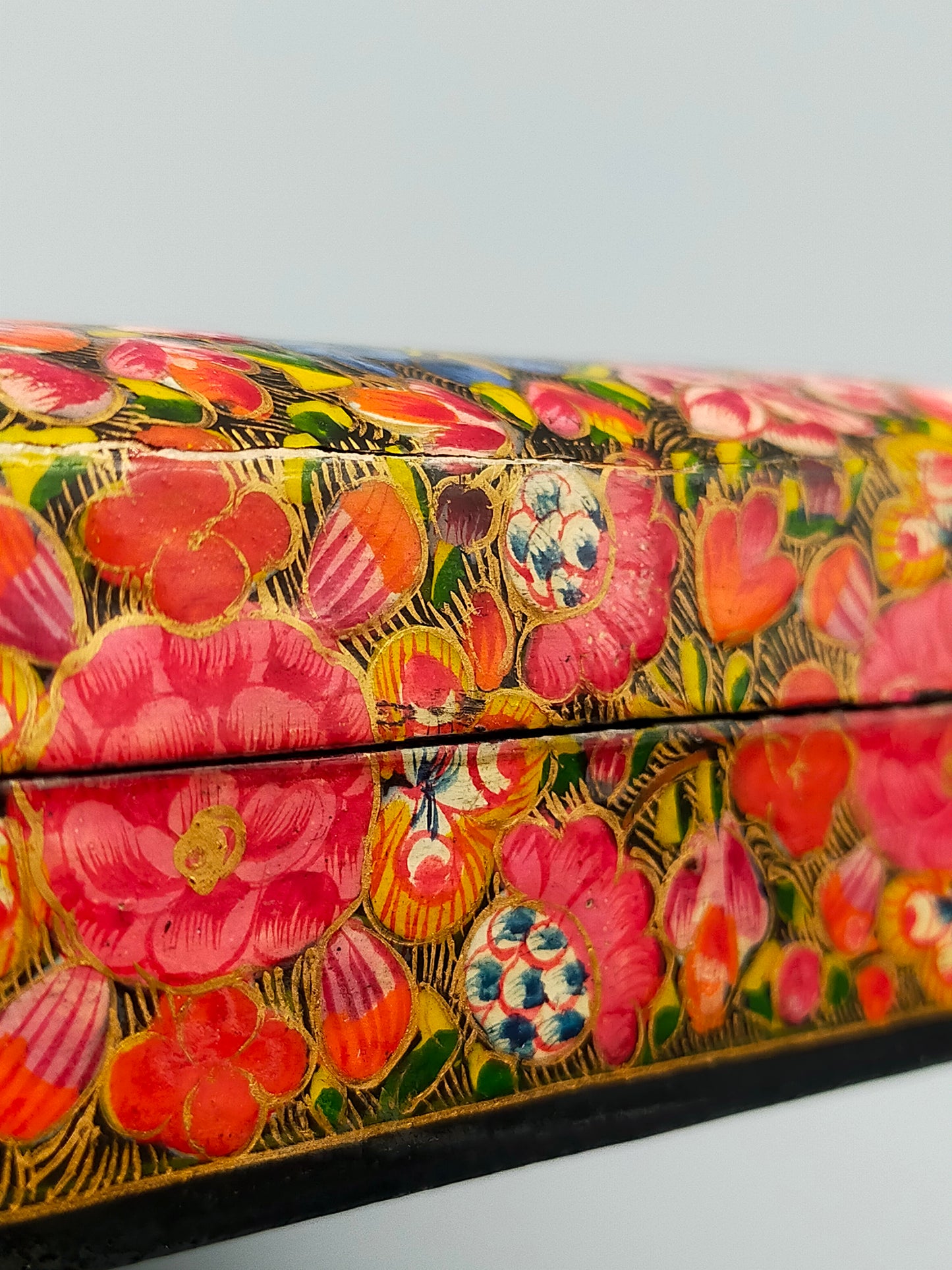 Kashmiri Dose – Florales Muster mit Rosen und Goldakzenten