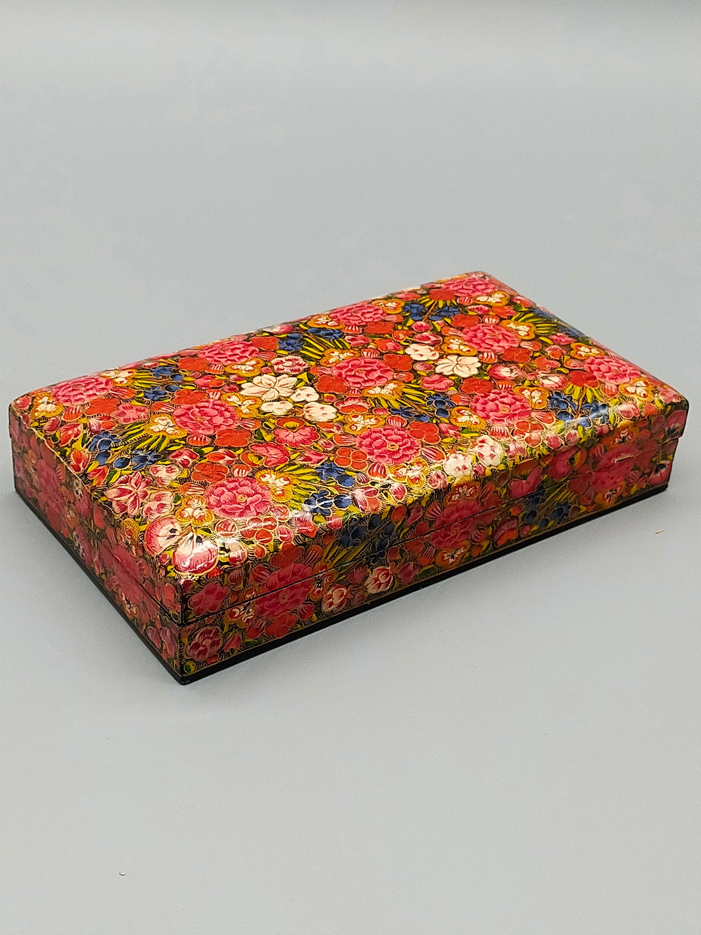 Kashmiri Dose – Florales Muster mit Rosen und Goldakzenten