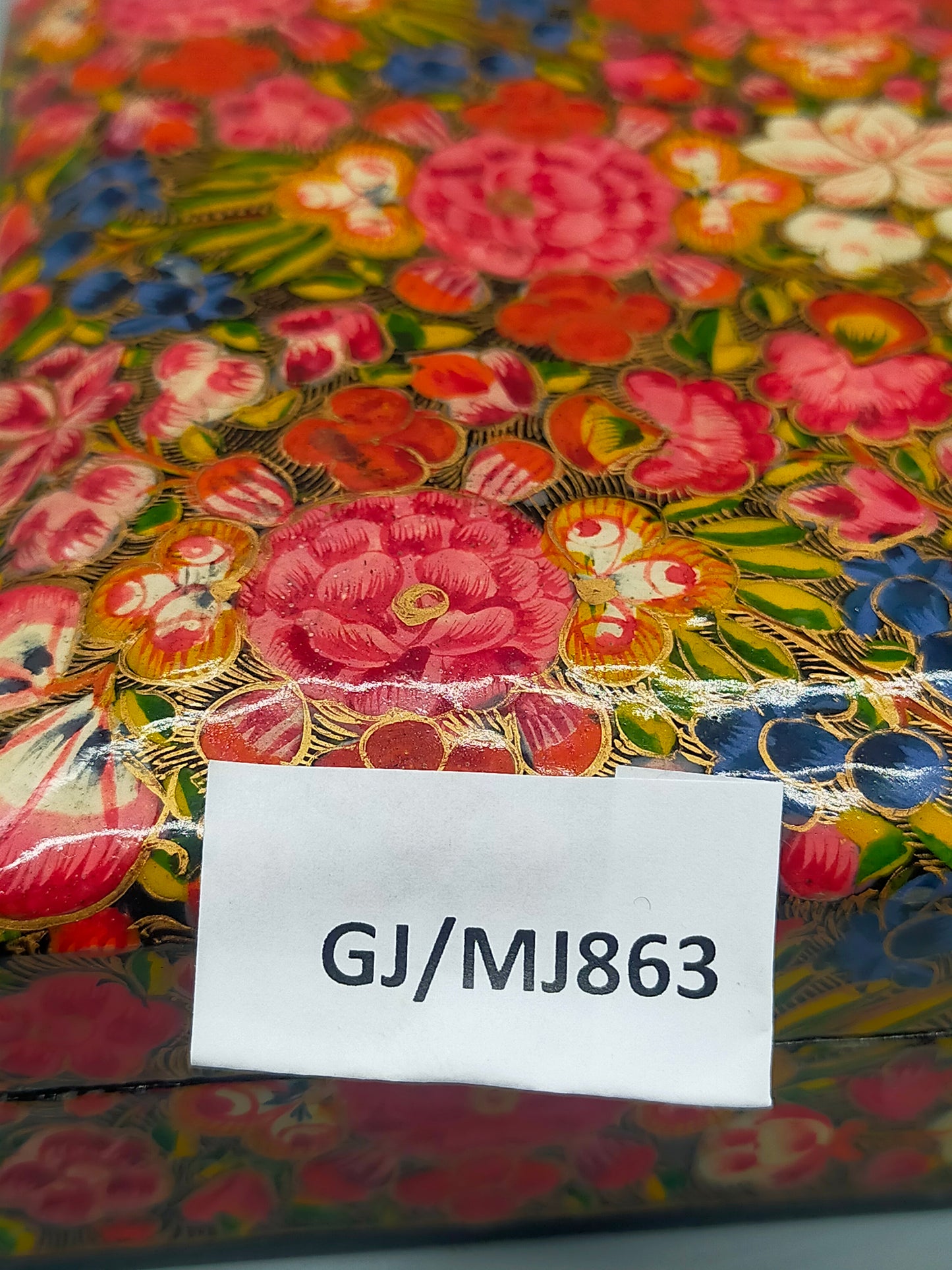 Kashmiri Dose – Florales Muster mit Rosen und Goldakzenten