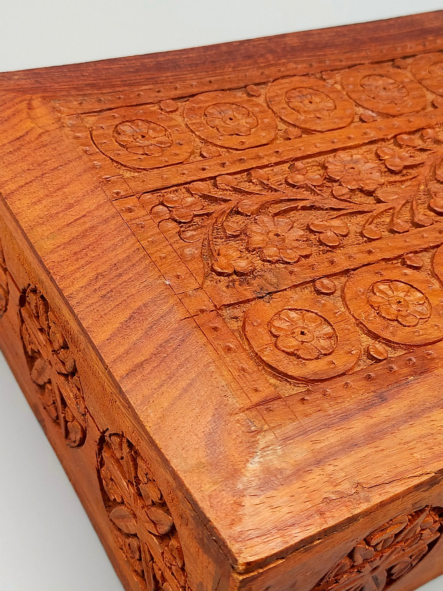 Handgeschnitzte Holz Box aus Indien Schatulle mit Blumen Dekor
