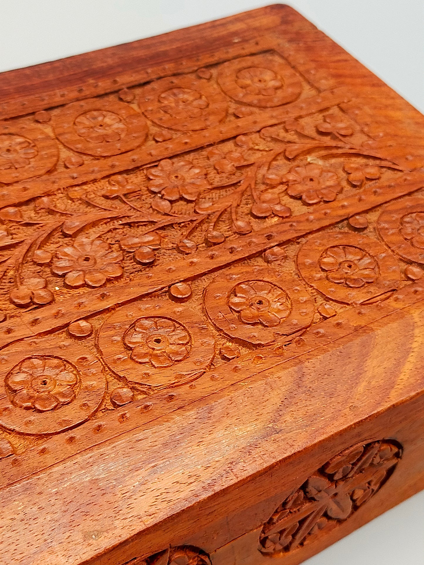 Handgeschnitzte Holz Box aus Indien Schatulle mit Blumen Dekor