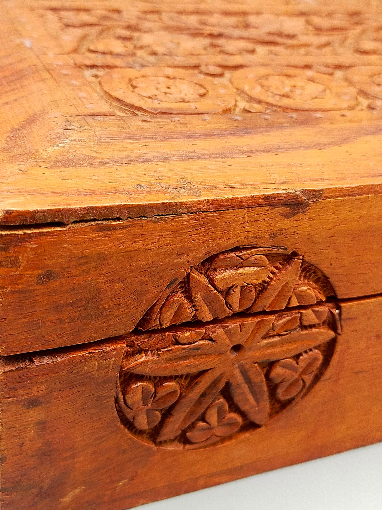Handgeschnitzte Holz Box aus Indien Schatulle mit Blumen Dekor
