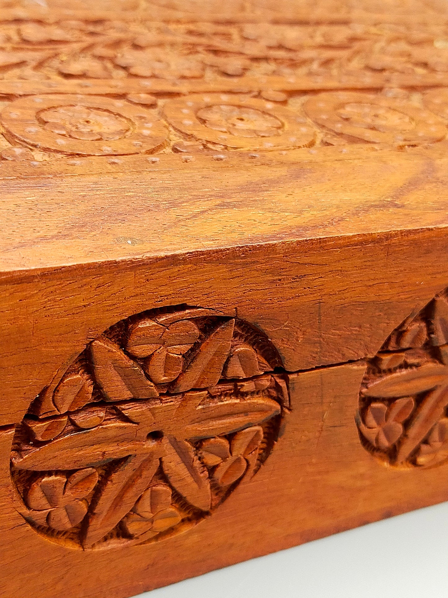 Handgeschnitzte Holz Box aus Indien Schatulle mit Blumen Dekor