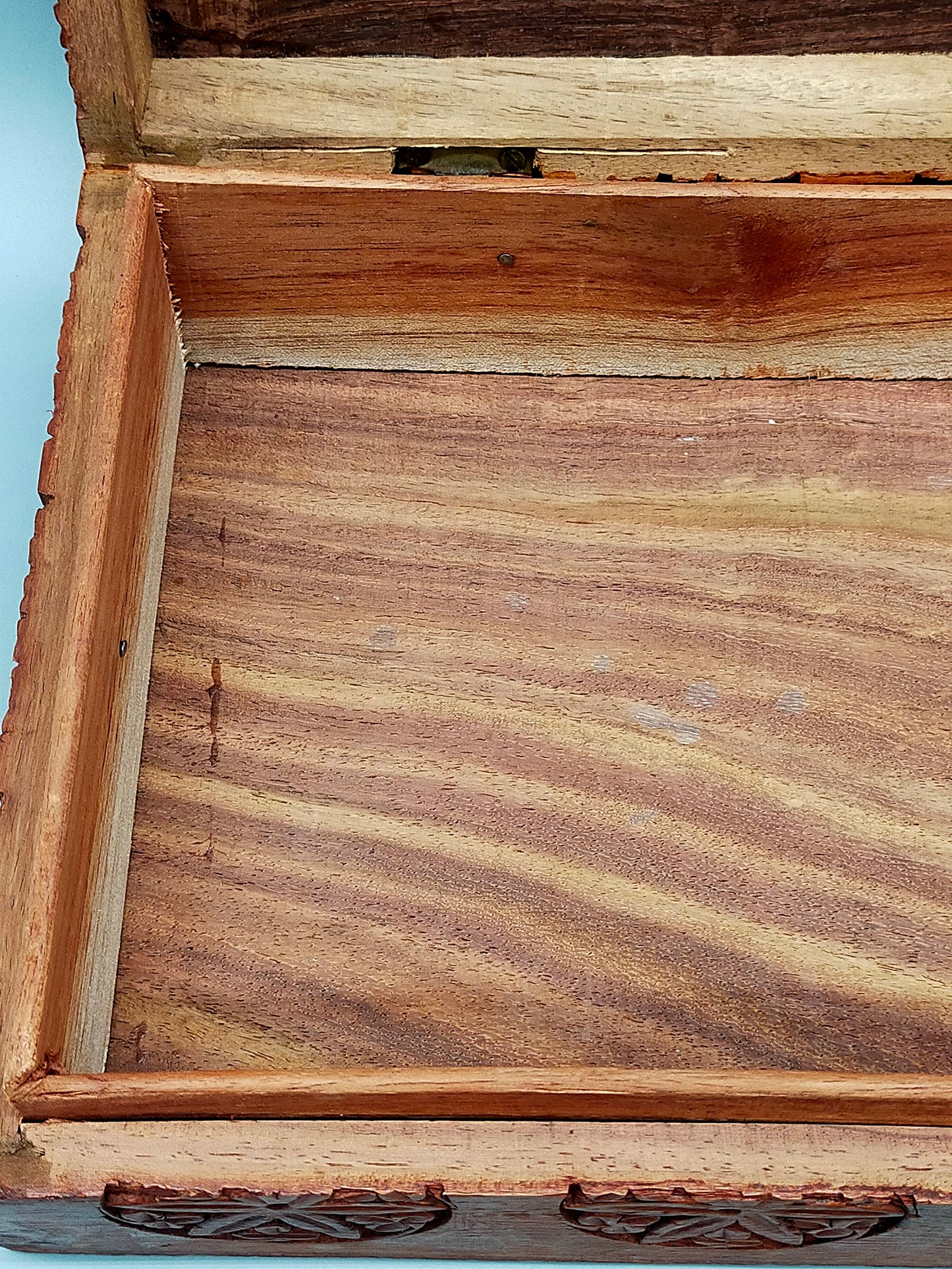 Handgeschnitzte Holz Box aus Indien Schatulle mit Blumen Dekor