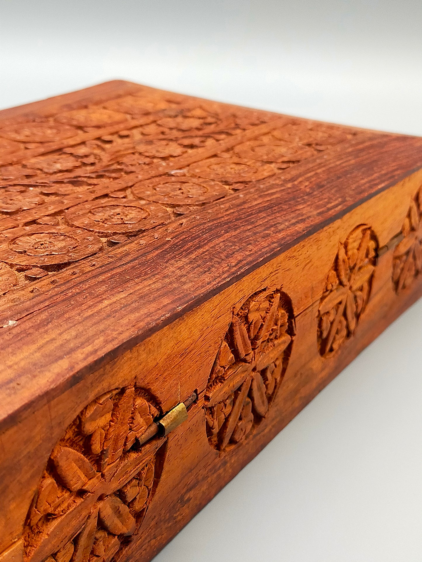 Handgeschnitzte Holz Box aus Indien Schatulle mit Blumen Dekor