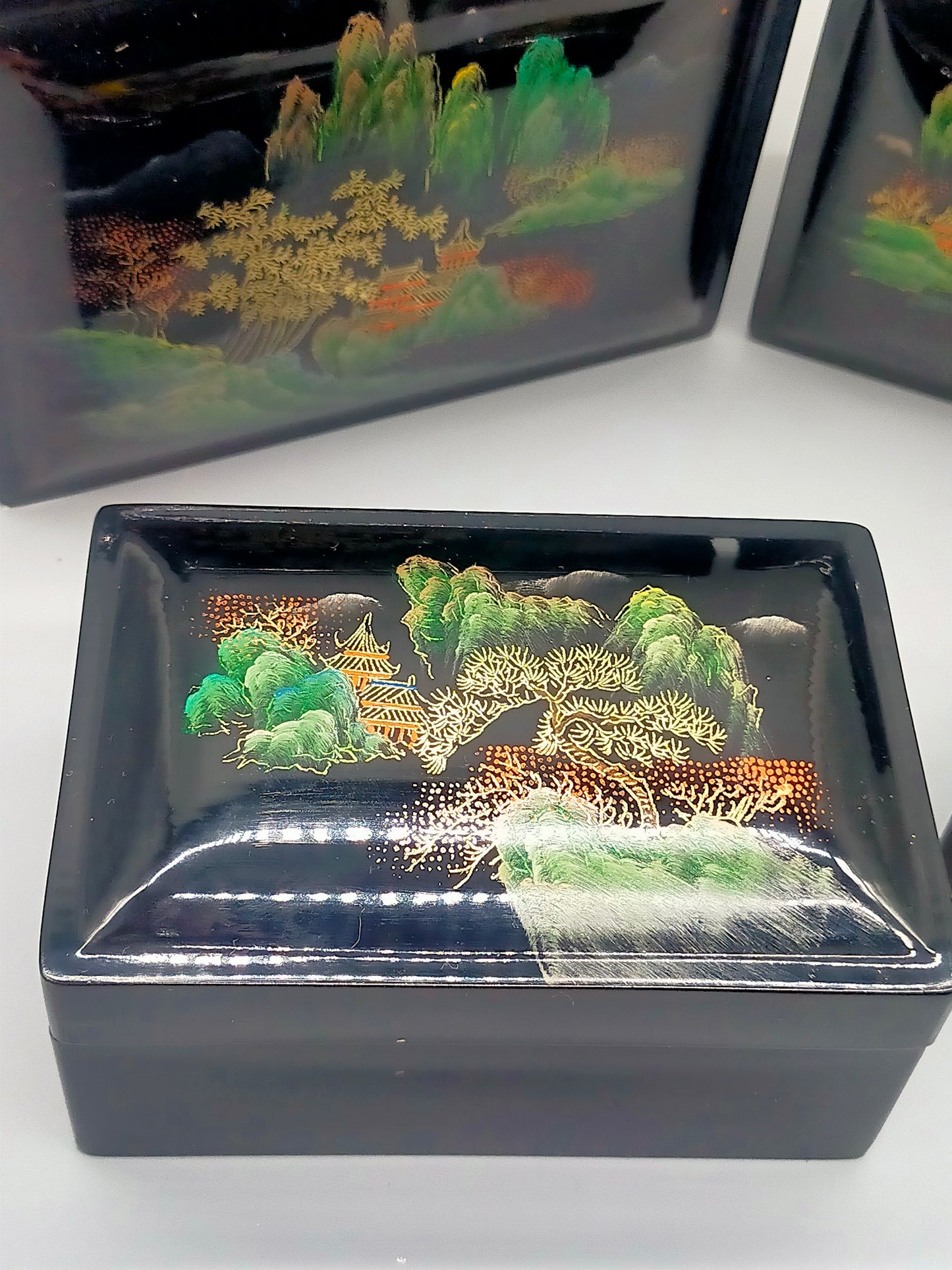 Asiatisches Lackdosen Set (4-teilig) Elegante Stapelboxen mit Landschaft