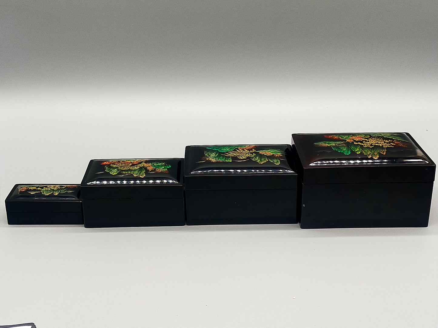 Asiatisches Lackdosen Set (4-teilig) Elegante Stapelboxen mit Landschaft