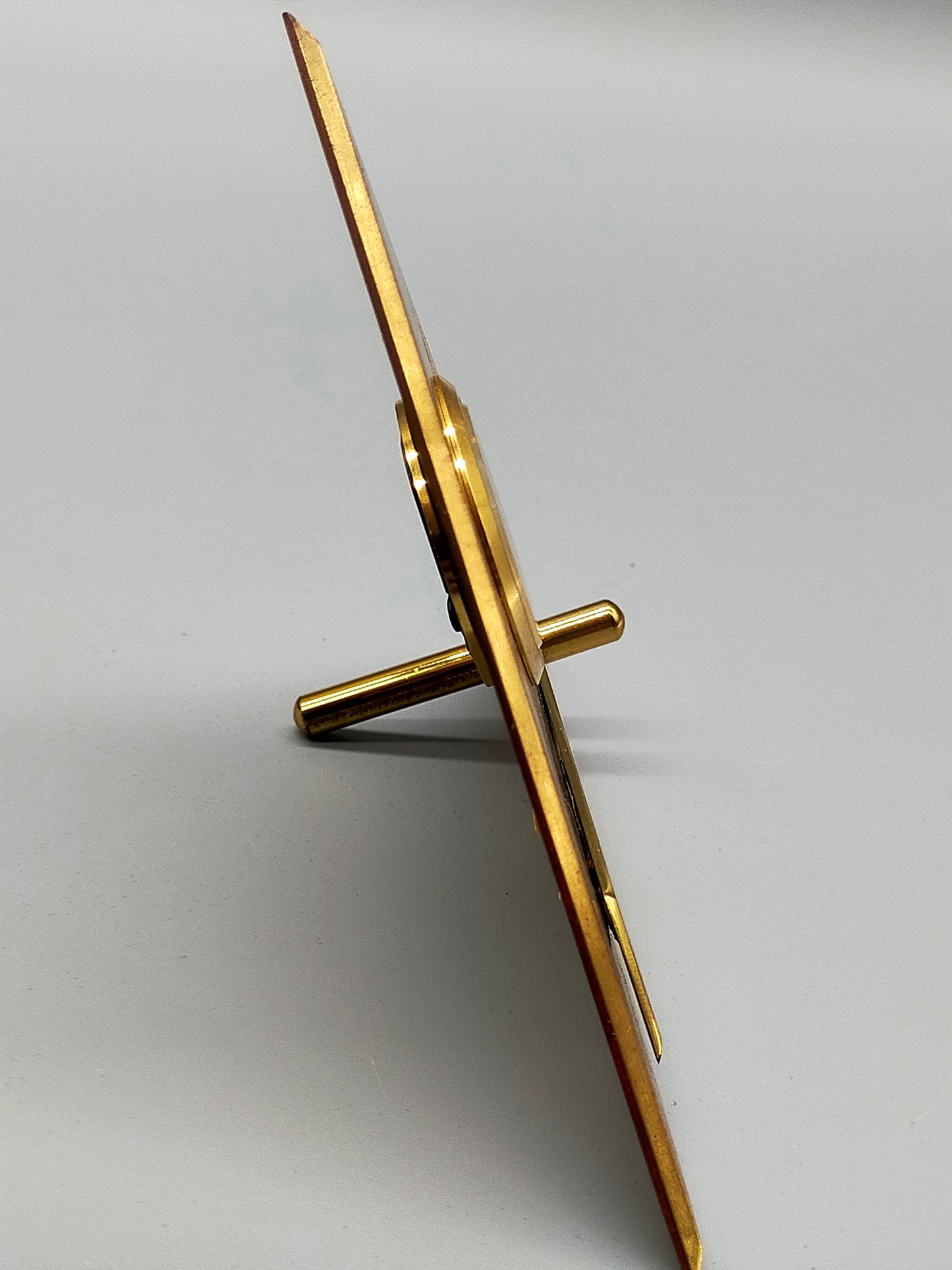 Exklusive Weiss Tisch Uhr aus Messing Dreieckiges Vintage Design