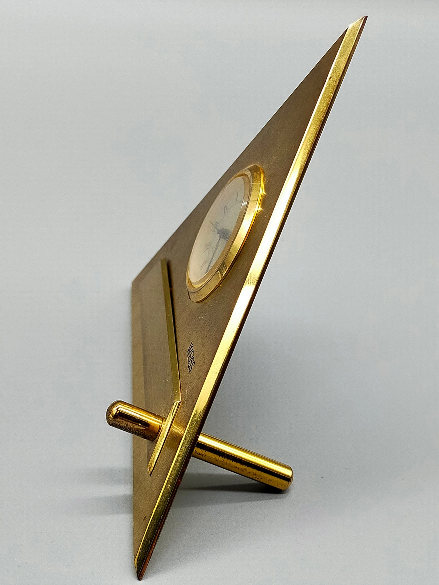 Exklusive Weiss Tisch Uhr aus Messing Dreieckiges Vintage Design