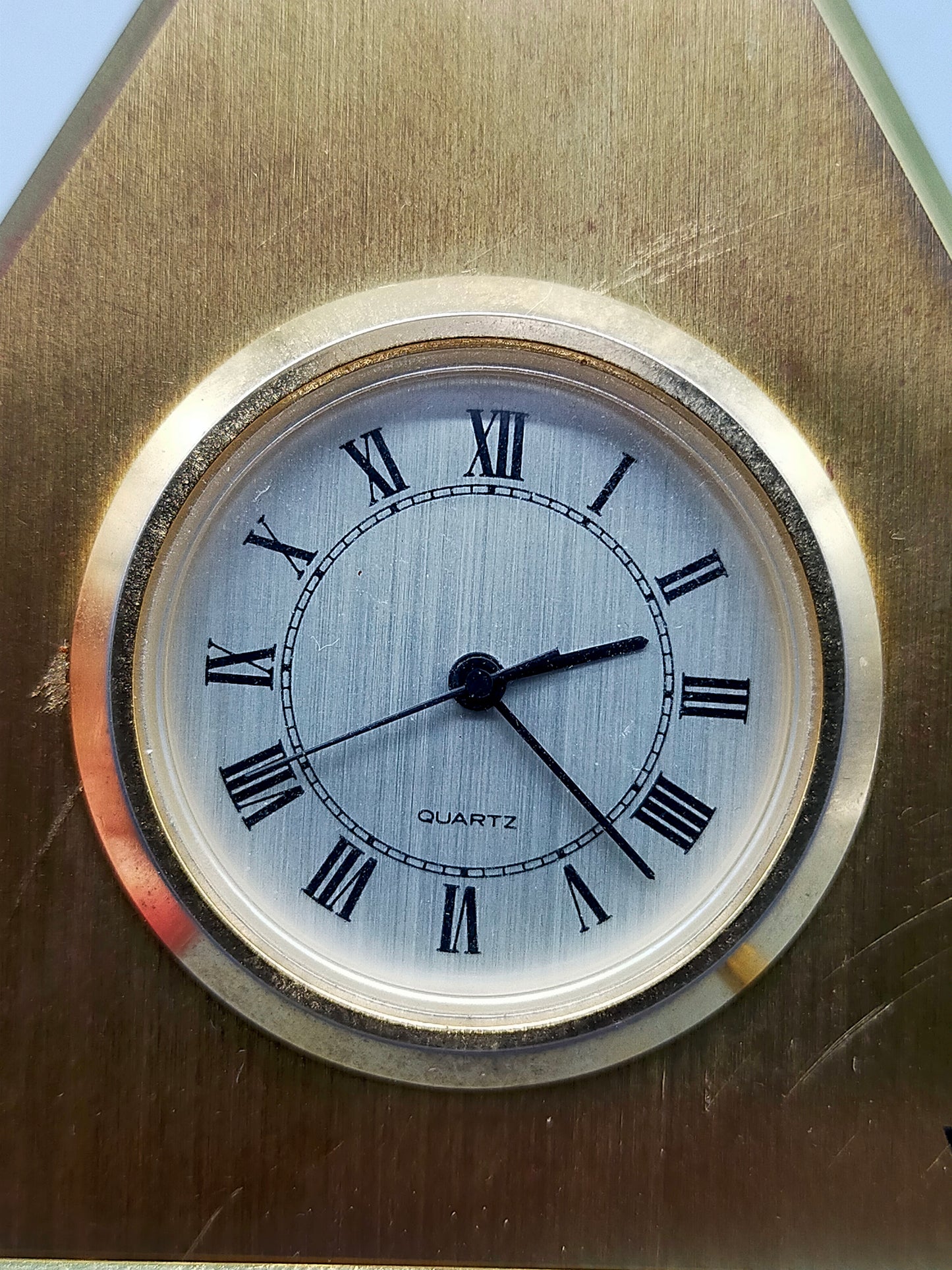 Exklusive Weiss Tisch Uhr aus Messing Dreieckiges Vintage Design