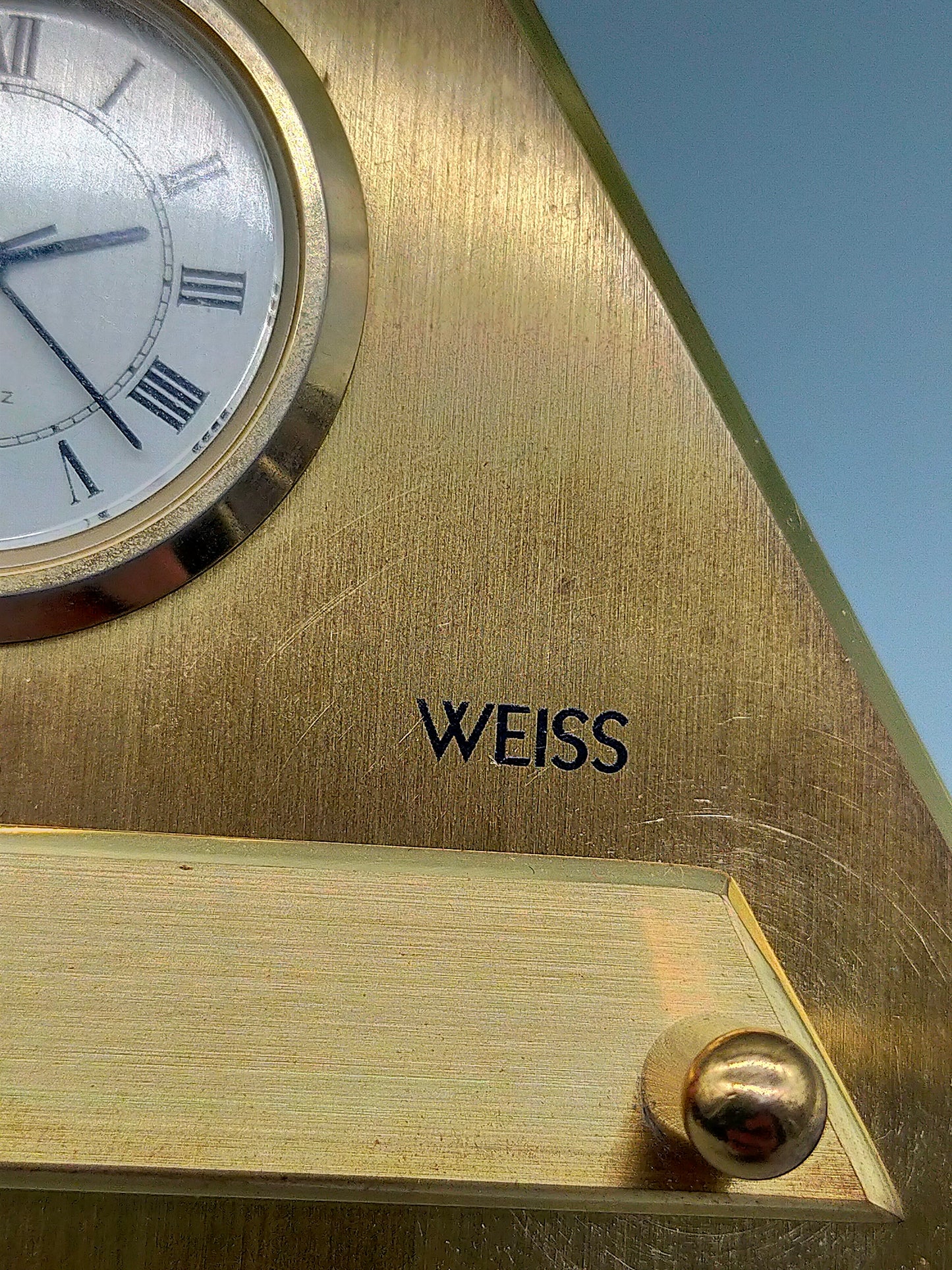 Exklusive Weiss Tisch Uhr aus Messing Dreieckiges Vintage Design