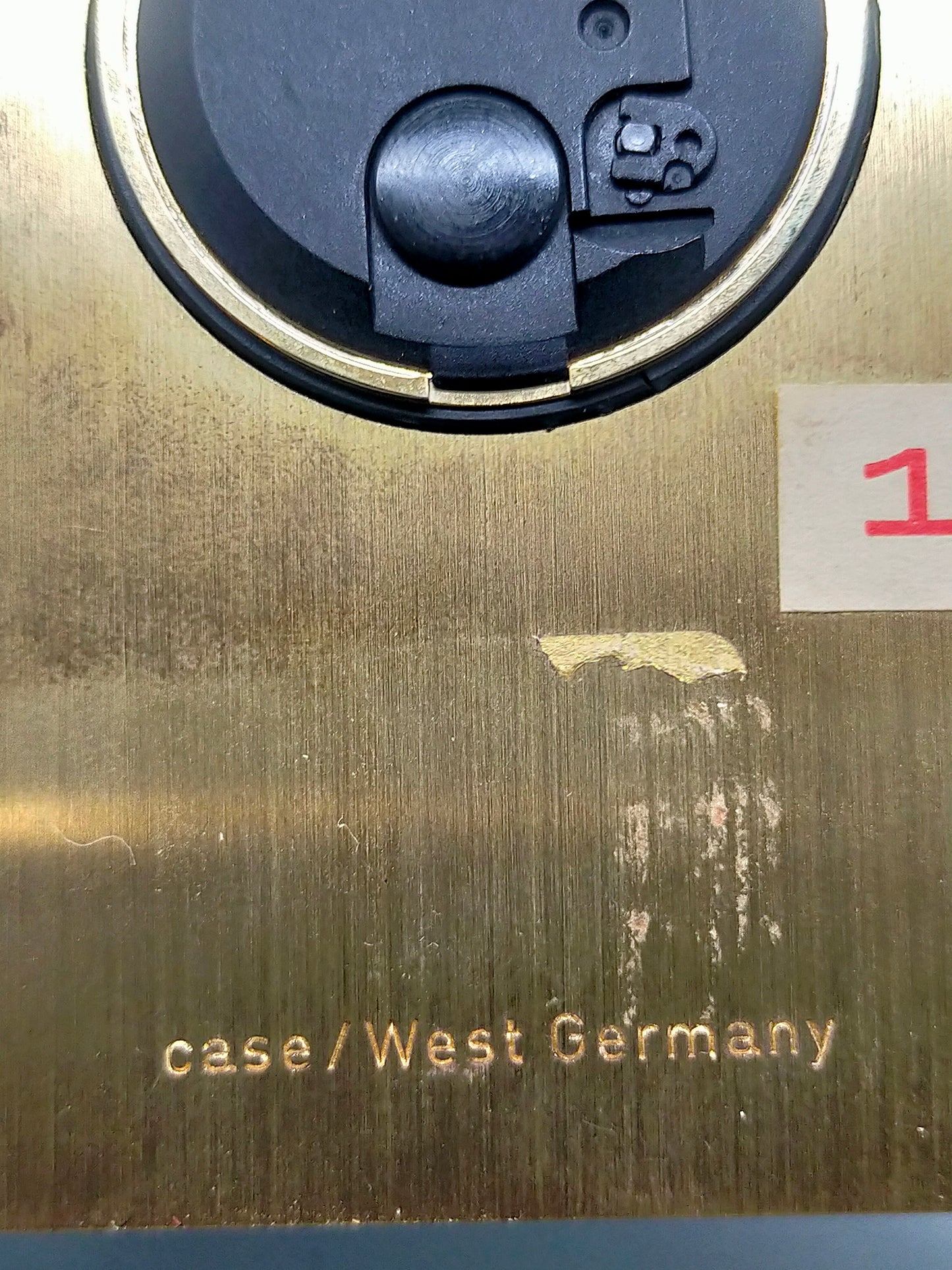 Exklusive Weiss Tisch Uhr aus Messing Dreieckiges Vintage Design