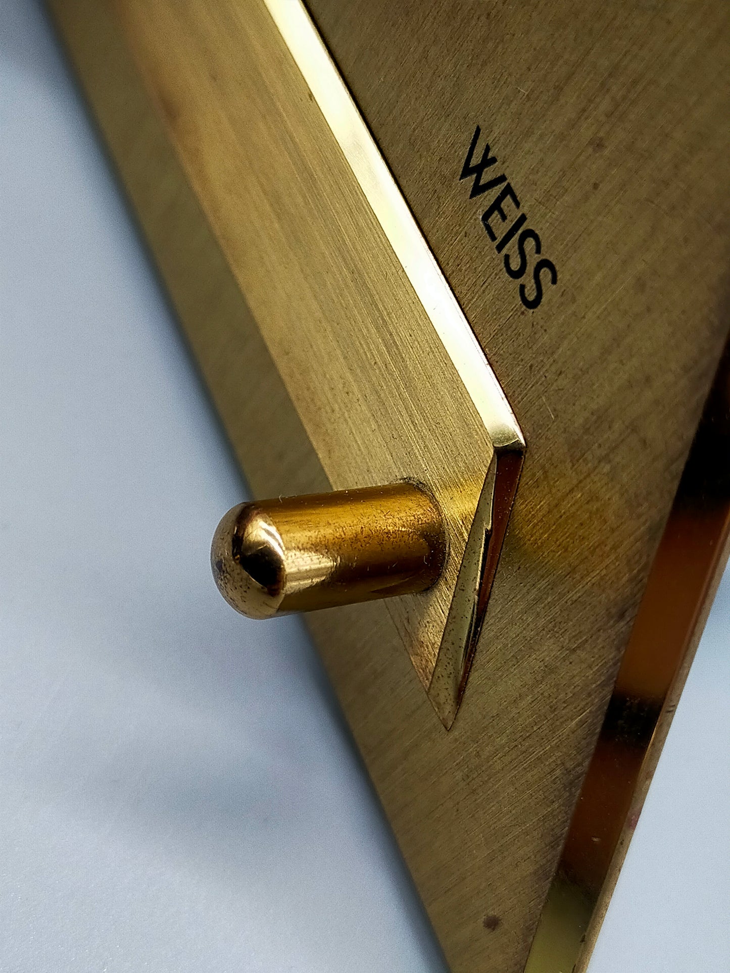 Exklusive Weiss Tisch Uhr aus Messing Dreieckiges Vintage Design
