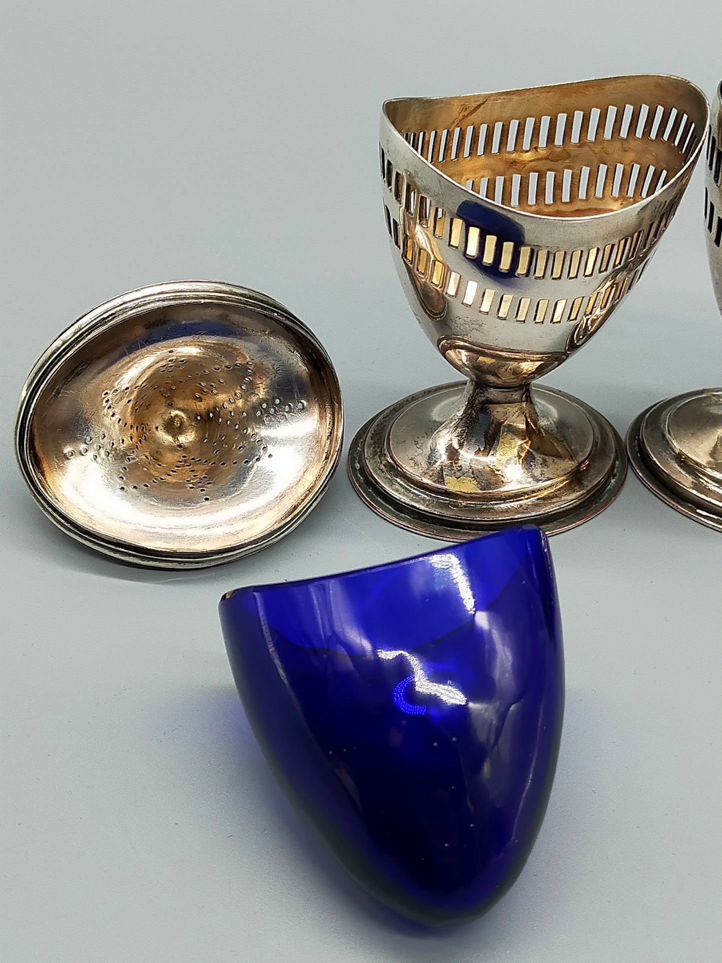 Antikes Zuckerstreuer Set Versilbert mit blauem Glaseinsatz