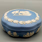 Klassische Wedgwood Jasperware Dose – Blaues Porzellan mit Relief