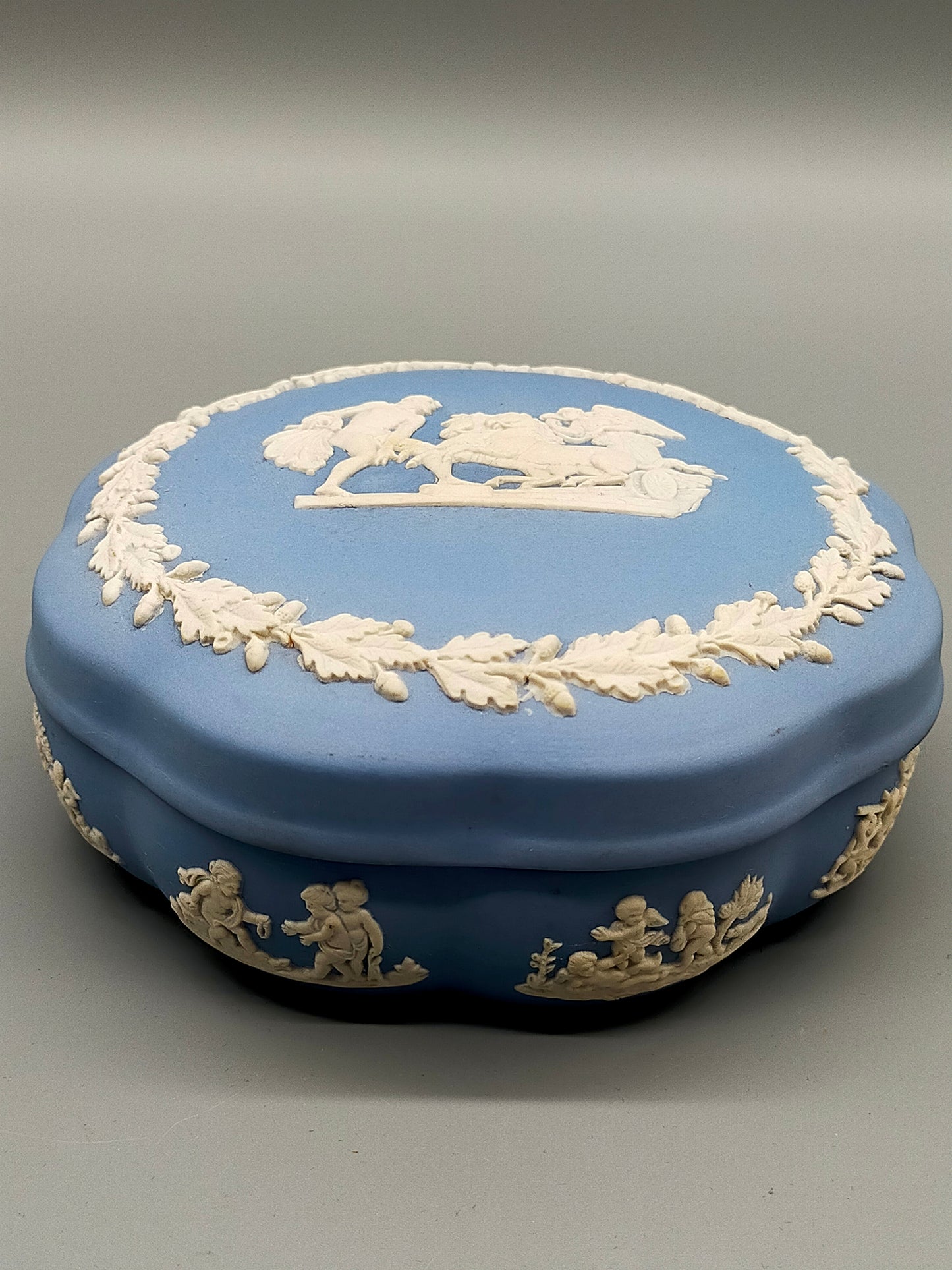 Klassische Wedgwood Jasperware Dose – Blaues Porzellan mit Relief