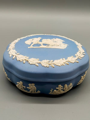Klassische Wedgwood Jasperware Dose – Blaues Porzellan mit Relief