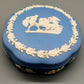 Klassische Wedgwood Jasperware Dose – Blaues Porzellan mit Relief