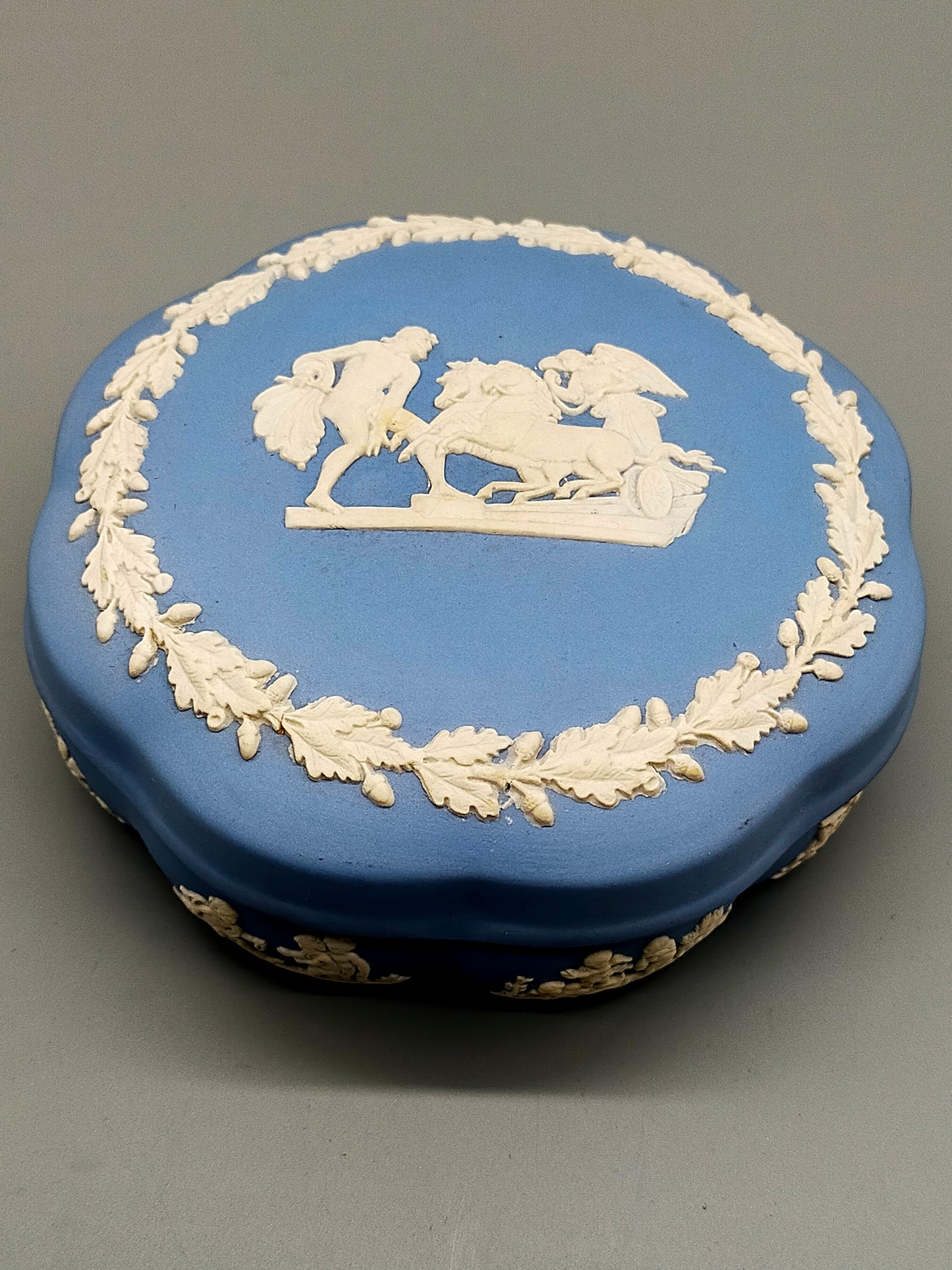 Klassische Wedgwood Jasperware Dose – Blaues Porzellan mit Relief
