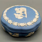 Klassische Wedgwood Jasperware Dose – Blaues Porzellan mit Relief