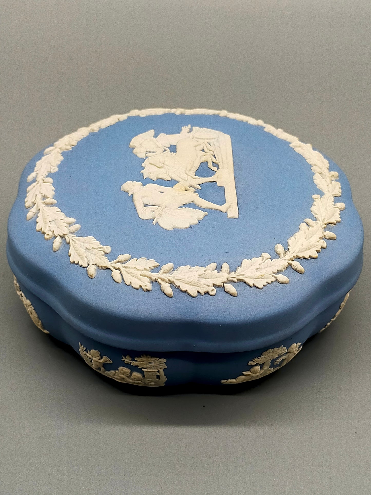 Klassische Wedgwood Jasperware Dose – Blaues Porzellan mit Relief