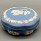 Klassische Wedgwood Jasperware Dose – Blaues Porzellan mit Relief