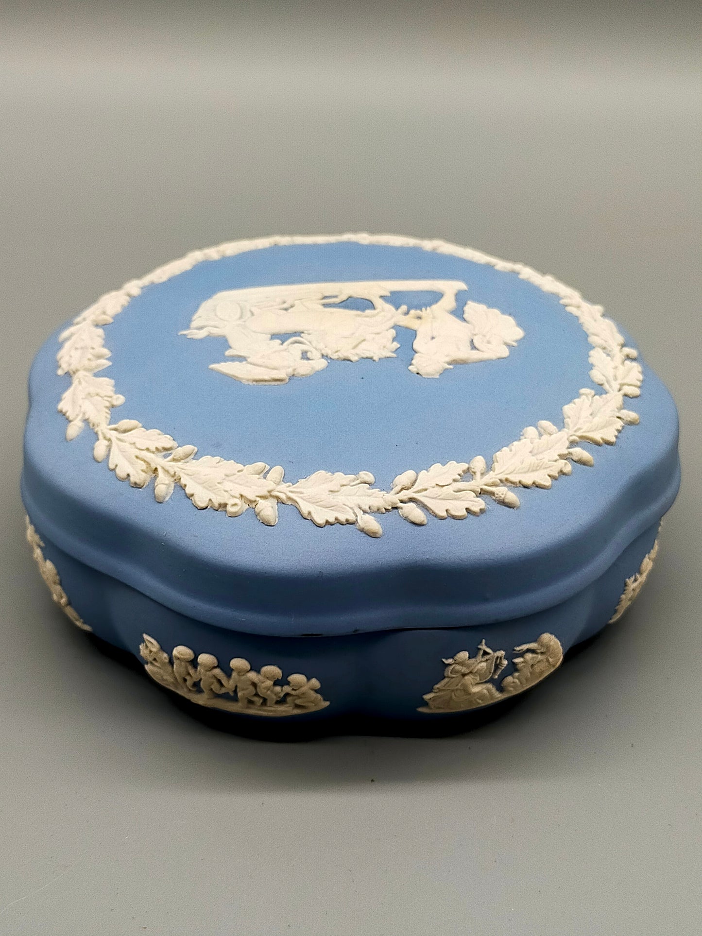 Klassische Wedgwood Jasperware Dose – Blaues Porzellan mit Relief