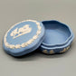 Klassische Wedgwood Jasperware Dose – Blaues Porzellan mit Relief