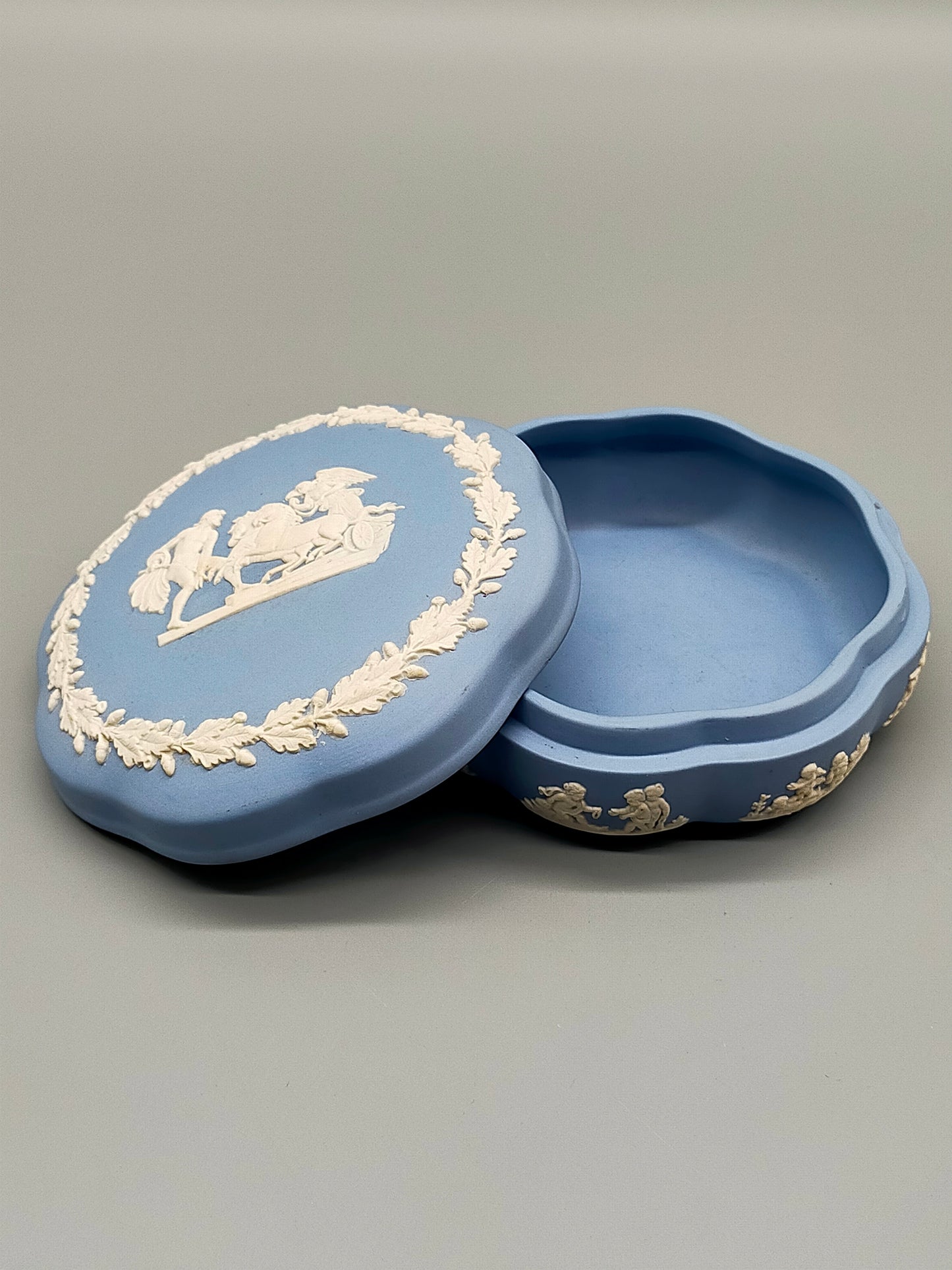 Klassische Wedgwood Jasperware Dose – Blaues Porzellan mit Relief