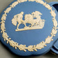 Klassische Wedgwood Jasperware Dose – Blaues Porzellan mit Relief