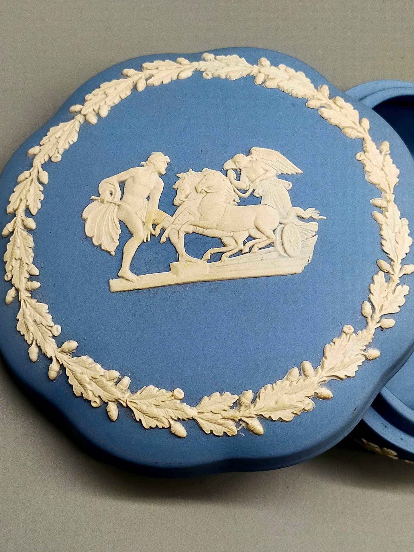 Klassische Wedgwood Jasperware Dose – Blaues Porzellan mit Relief