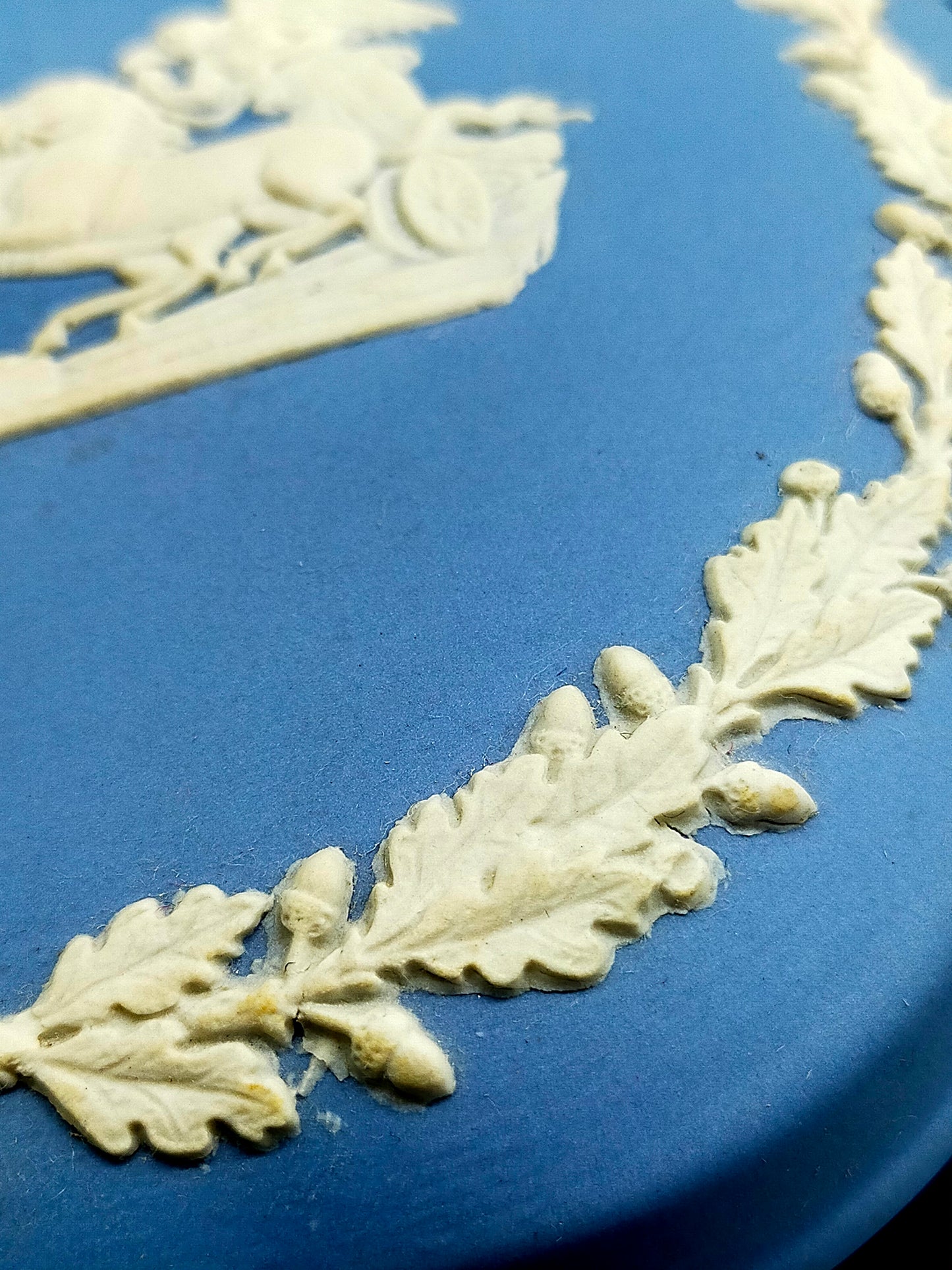 Klassische Wedgwood Jasperware Dose – Blaues Porzellan mit Relief